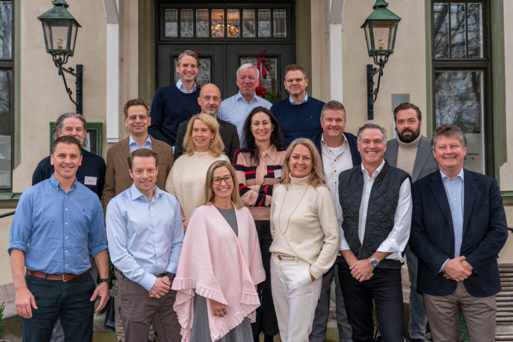 Participants of the Executive programme in Resilience thinking class of 2022-2023. Photo of the full group of 16 on the entrance at Högberga gård, during module 2.